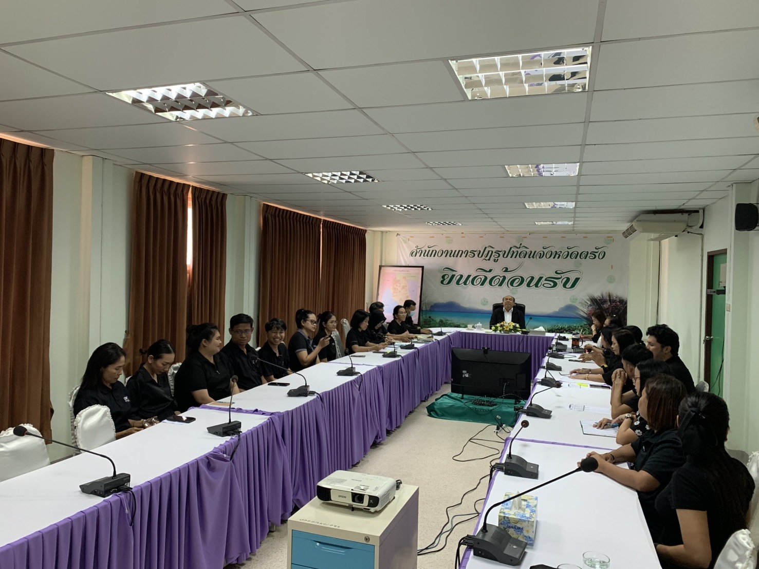 title - นายอภิชาติ สาราบรรณ์ รองผู้ว่าราชการจังหวัดตรัง  ลงพื้นที่ตรวจเยี่ยมสำนักงานการปฏิรูปที่ดินจังหวัดตรัง (ส.ป.ก.ตรัง)